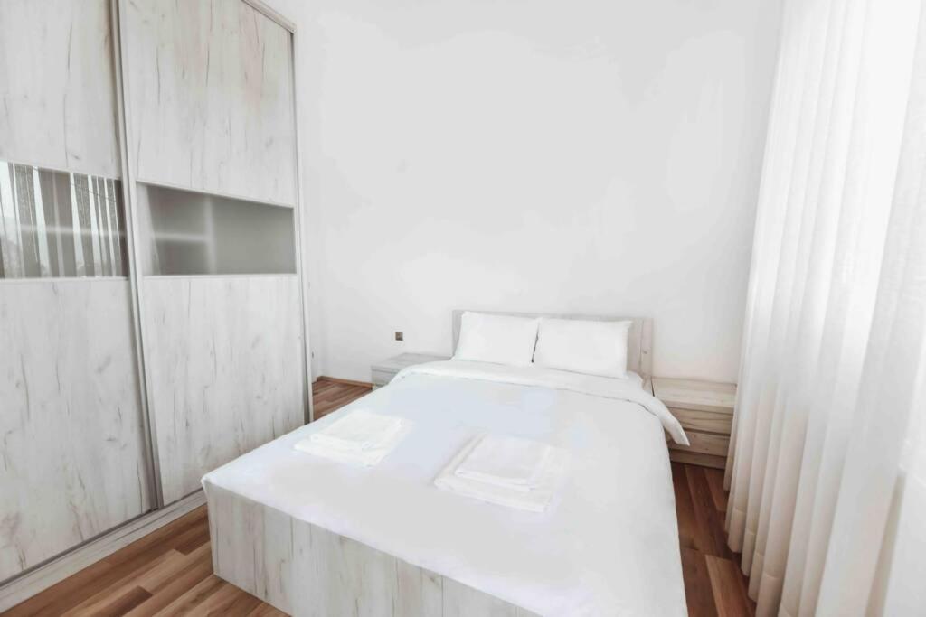 Exclusive 7- New Modern Cozy Apartment Kocsani Kültér fotó